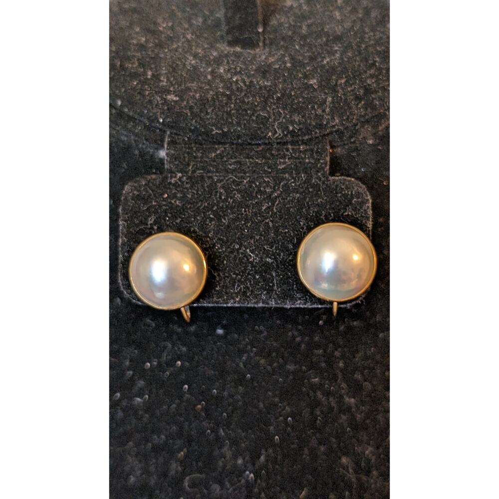 Vintage 18k Yellow Gold 15mm Mabe Pearl Screw Back Timeless Earrings - Picture 7 of 8